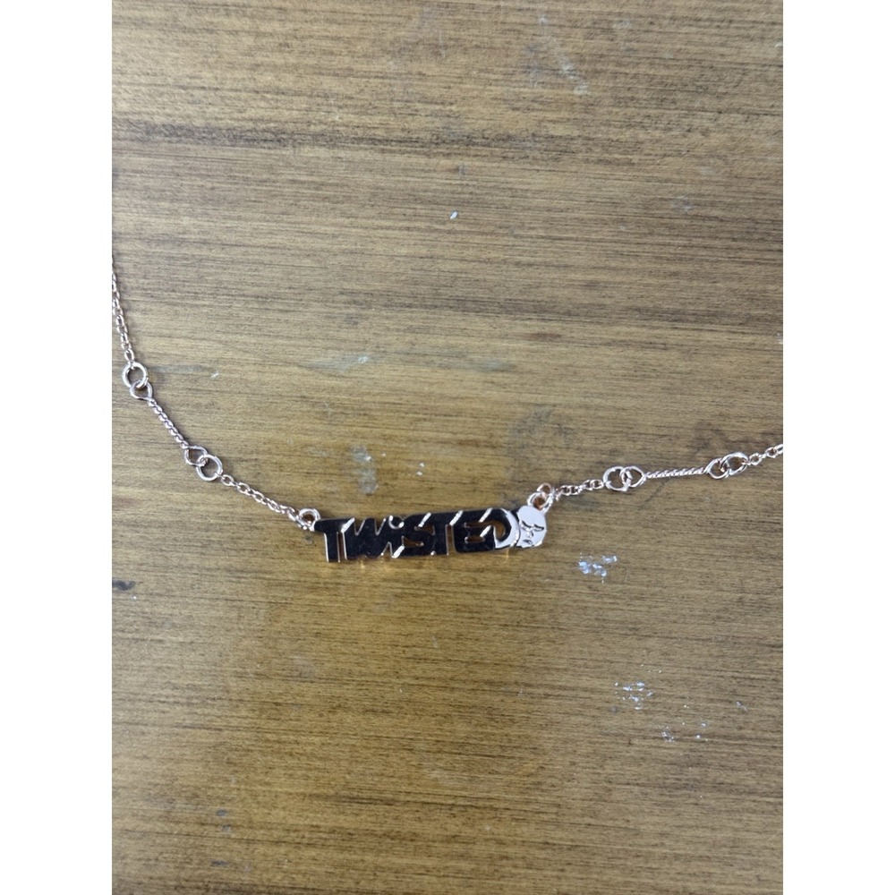 Silver with a‎ touch of pink chain necklace - Twisted